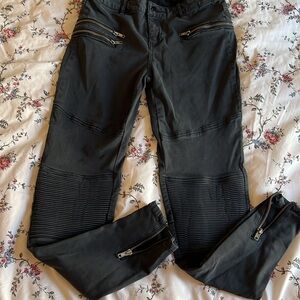 Medium Black ELAN Zipper Pleated leg jeans.